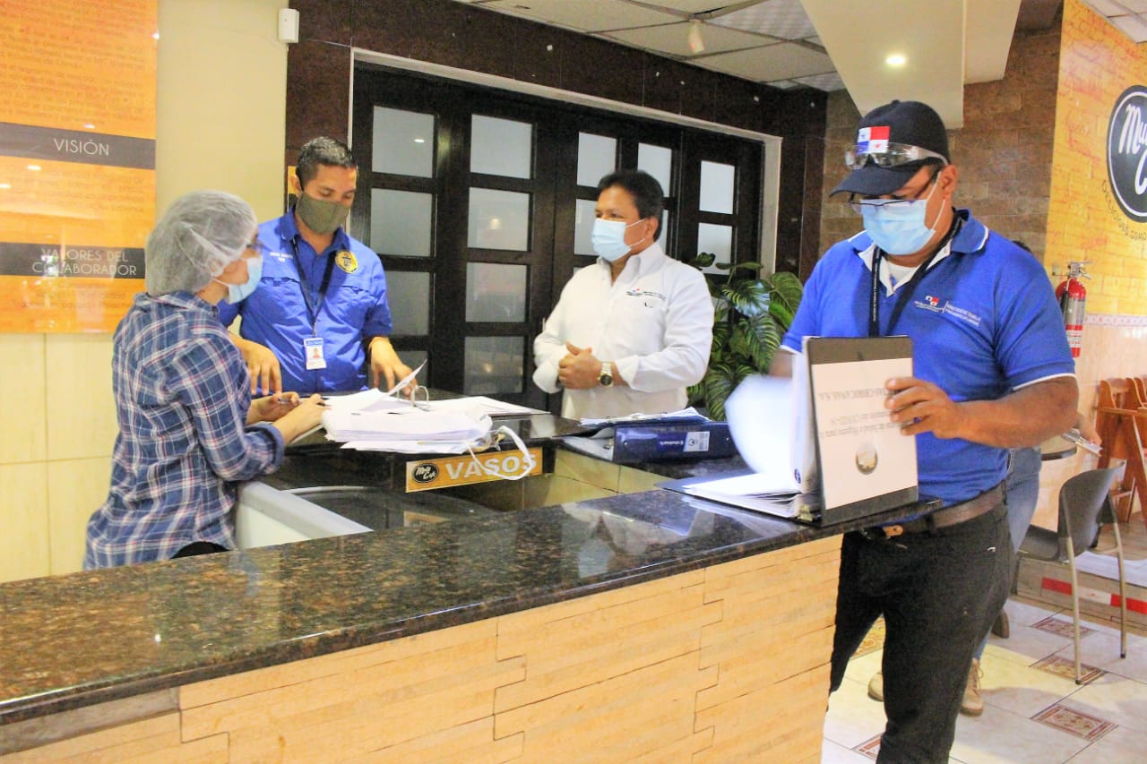 Las inspecciones permiten conocer sobre el terreno que restaurantes abrieron sus puertas y poder orientarles sobre el proceso que deben realizar en el ministerio con el personal que se ha reactivado y que mantenían una condición laboral especial. FOTO/JOSÉ VÁSQUEZ