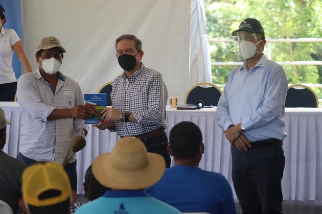 En medio de la pandemia, el sector agropecuario que genera más de 200 mil plazas de empleo no se ha detenido en la producción de los alimentos.