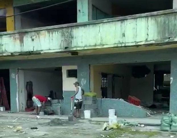 Las personas llegan a los edificios abandonados y comienzan a ajustarlos para habitarlos. Foto/Diomedes Sánchez