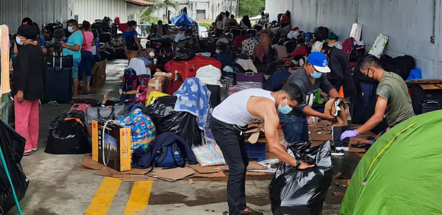 El grupo de nicaragüenses se encuentran en el hangar de migración en una situación complicada por la falta de recursos. FOTO/MAYRA MADRID