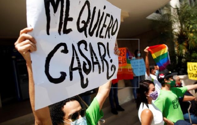 Grupos LGBT piden que se reconozca el matrimonio igualitario.