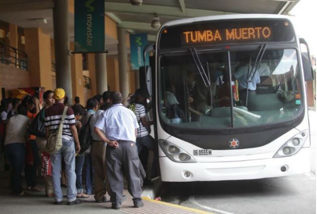 El ministro de salud reiteró que este horario escalonado y estratégico se estableció para disminuir las aglomeraciones en las paradas también.