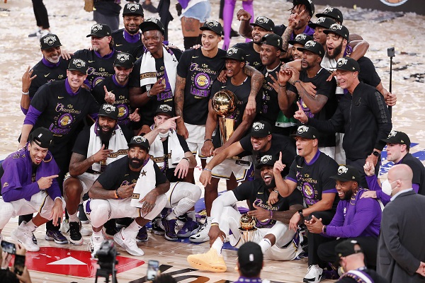 Jugadores de los Lakers festejan. Foto:EFE