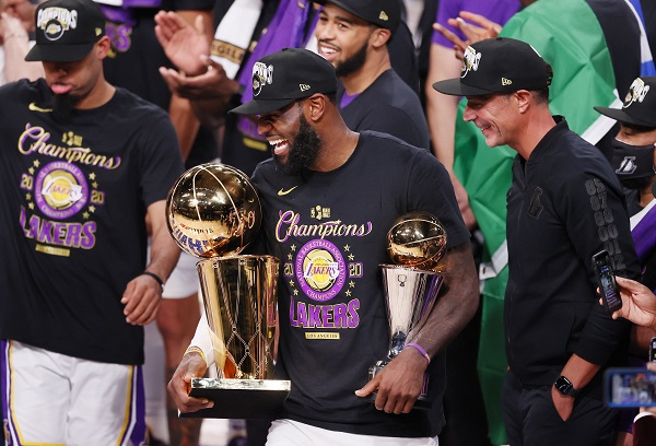 LeBron James con su cuarto premio de Jugador Más Valioso (MVP). Foto:EFE