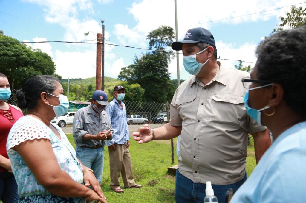 El ministro de Seguridad Pública, efectuó un recorrido en varios puntos en la parte sur de la provincia de Veraguas, principalmente en la comunidad de Santa Catalina, a fin de coordinar con el Gobernador del área, Manuel Castillo Melamed, y el representante del lugar, Rigoberto Archibold, la mayor presencia policial en el sector costero.