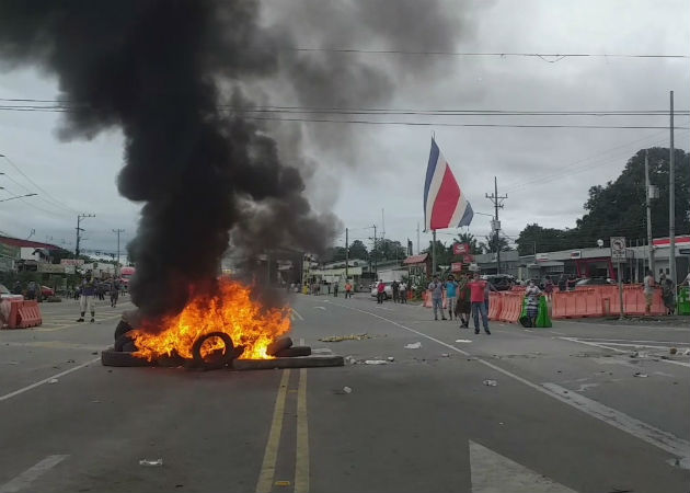 Manifestantes ticos a favor del cierre de la frontera de Paso Canoas, molestos procedieron a quemar llantas. Foto: Mayra Madrid. 