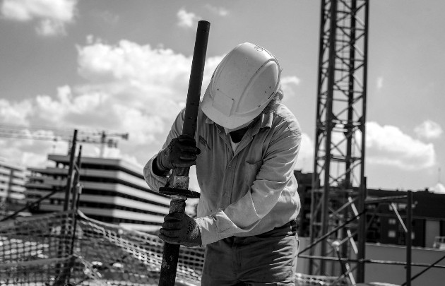 Las empresas tendrían que reducir dividendos o vender acciones al Estado, de tal forma que no se despidan más trabajadores. Foto: EFE.