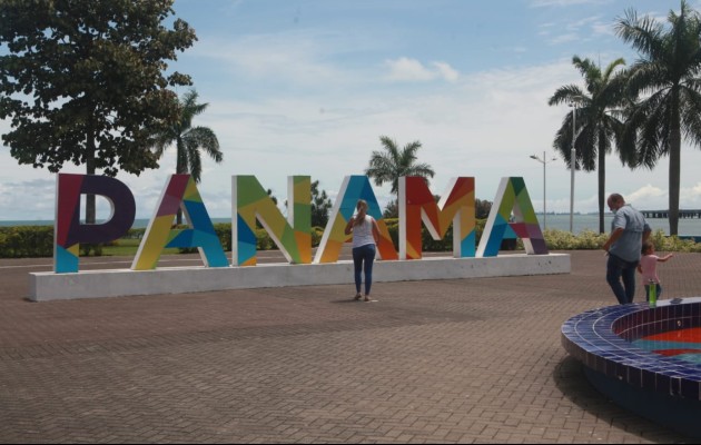 El turismo  genera 4,500 millones de dólares y representa el 10% del PIB de Panamá.