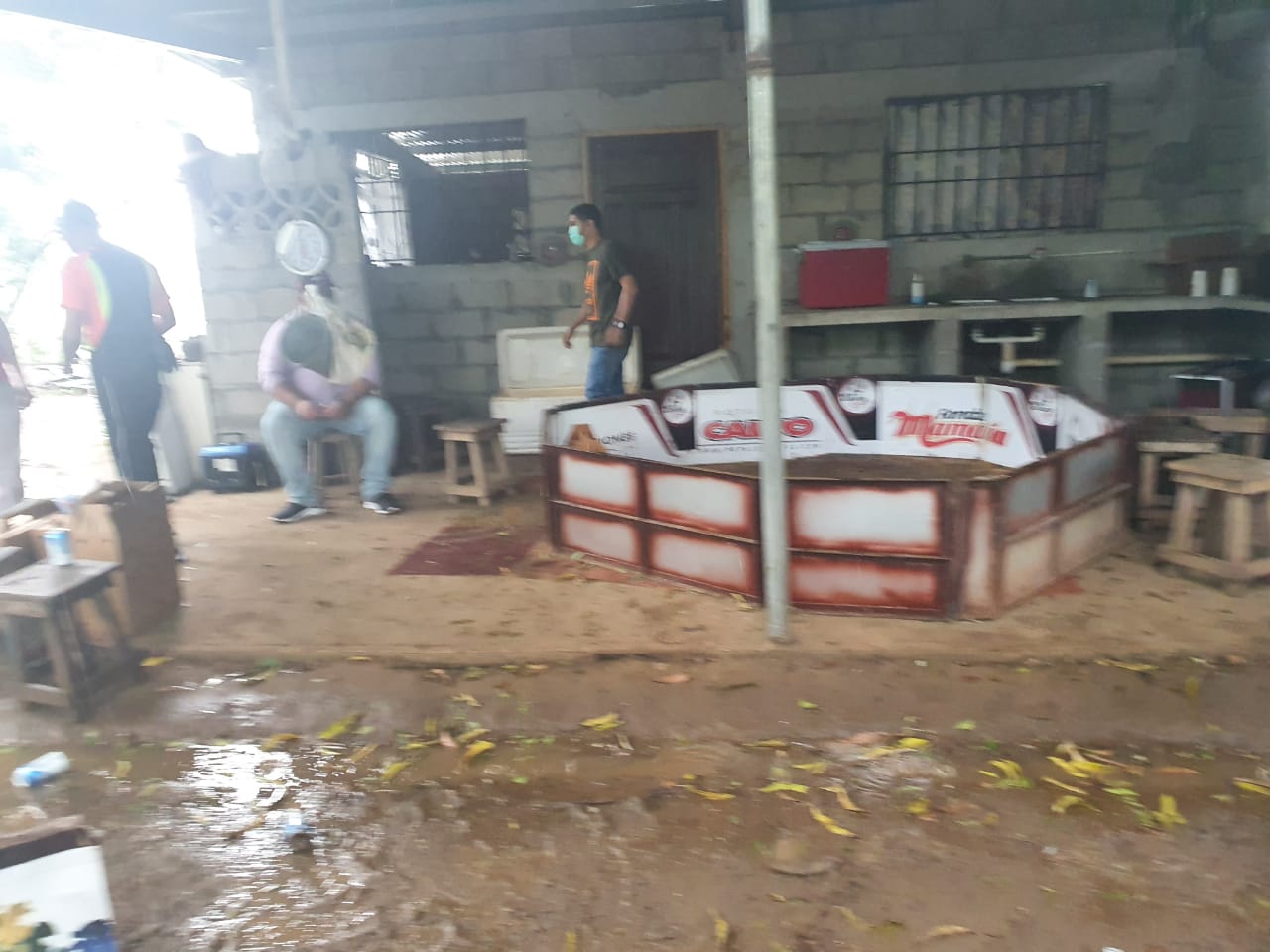 Se logró ubicar un sitio donde se realizaban peleas de gallos en una propiedad privada cerca del Río La Villa, donde fueron sorprendidas unas 20 personas participando de la actividad.