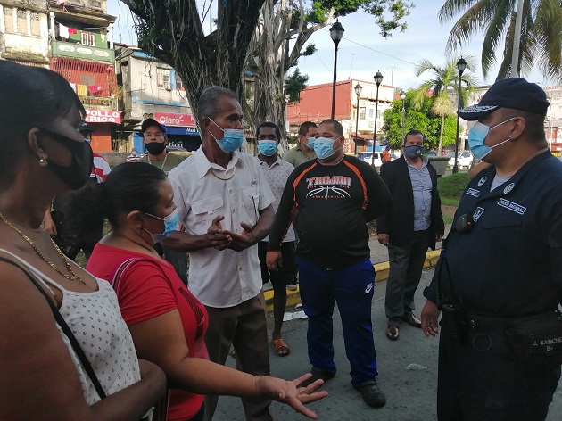 Edwin Brown, uno de los dirigentes de los pequeños comerciantes manifestó que piden la destitución del administrador del lugar, debido a que consideran que en plena cuarentena, removió un contenedor y lo ubico en otro lugar.