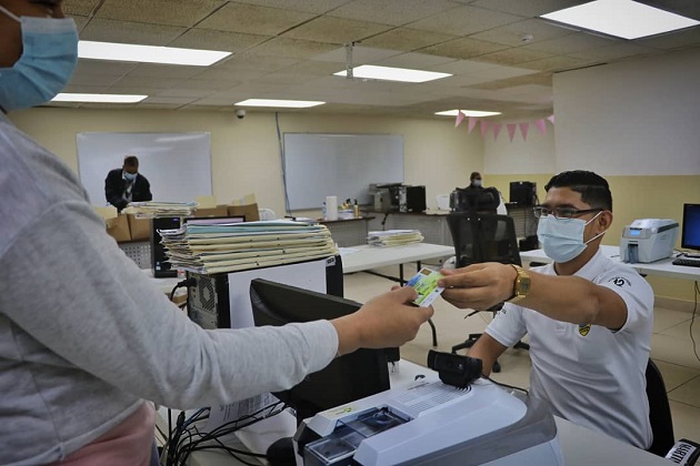 El proceso de notificación para entrega de carné pendientes a extranjeros se inició desde el 12 de octubre de 2020. Foto cortesía @migracionpanama