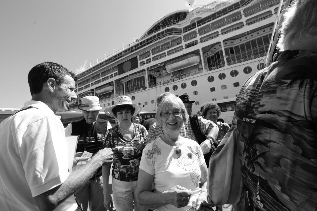 Los ciudadanos de Estados Unidos con su pasaporte y formulario para depósito de sus cheques mensuales de Seguro Social Americano, podrían abrir sus cuentas automáticamente sin tanta perorata. Foto: Archivo. Epasa.