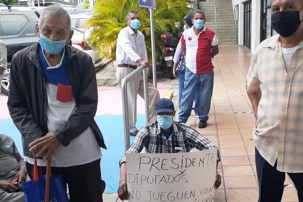 Los jubilados aseguran que les deben décimos tercer mes atrasados.