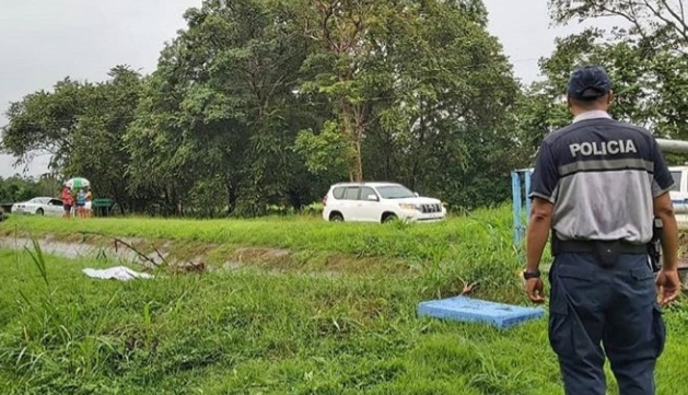 El cuerpo de la bebé fue divisado por moradores de la comunidad de Guásimo quienes de forma inmediata procedieron a sacarla del agua, pero ya era demasiado tarde la pequeña no tenía signos vitales.