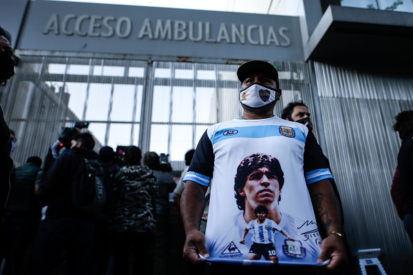 Un hombre muestra un camiseta alusiva al exfutbolista y entrenador argentino Diego Armando Maradona. Foto:EFE