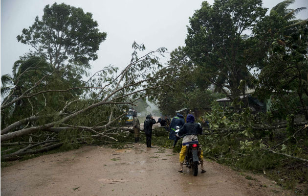 El Ejército de Nicaragua procedió a evacuar a personas residentes en la ciudad de Bilwi o Puerto Cabezas en la costa norte, a causa del paso del huracán Eta. Foto: EFE