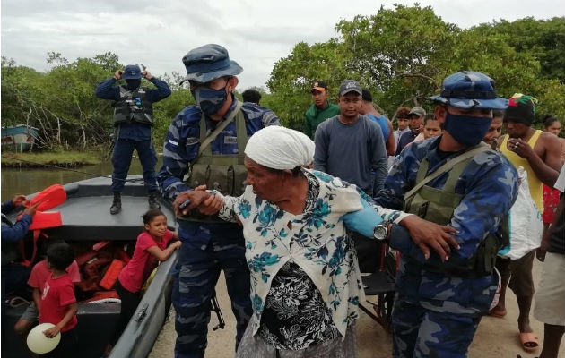 El Ejército de Nicaragua procedió a evacuar a personas residentes en la ciudad de Bilwi o Puerto Cabezas en la costa norte, a causa del paso del huracán Eta. Foto: EFE