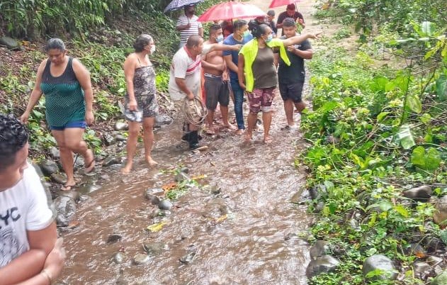 El Servicio Nacional Aeronaval (Senan),  rescató 5 personas atrapadas en los árboles en el área de Quebrada Grande, San Isidro tras las inundaciones que se han registrado en la provincia de Chiriquí.