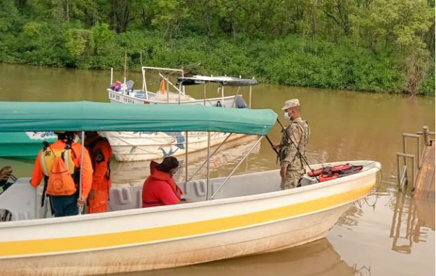 Personal del Sinaproc, Policía Nacional y Senan participan de la búsqueda del pescador. Foto: Thays Domínguez.