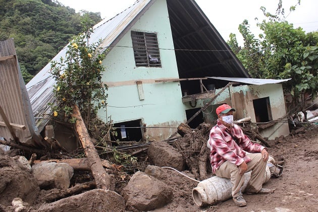  Viviendas y calles quedaron destrozadas por las lluvias e inundaciones tras el paso de Eta, en el distrito de Tierras Altas, en la provincia de Chiriquí. Foto: EFE