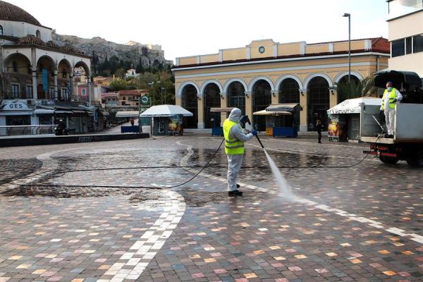 Aquellos que se desplacen por motivos no esenciales, no lleven la mascarilla o no mantengan la distancia social se enfrentan a multas de 300 euros, el doble de lo establecido hasta ahora. Foto: EFE