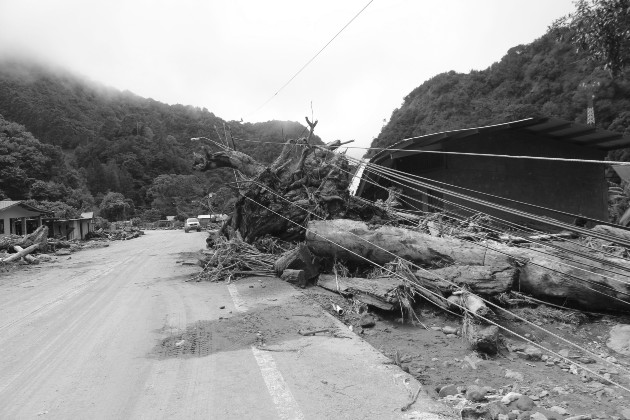 El hombre es resiliencia y la resiliencia es el hombre. Su capacidad para recoger las mismas piedras de los muros que han caído, para levantarlos nuevamente, es infinita. Foto: EFE.