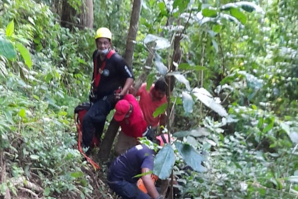 Las tareas de rescate se tornaron difíciles debido al ascenso que debieron realizar los rescatistas por un sendero estrecho y resbaladizo.