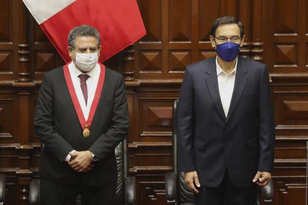 El primer vicepresidente del Congreso, Luis Valdez, fue quien tomó el juramento a Merino, quien es el vigente presidente de la Cámara, en el hemiciclo del palacio legislativo y le colocó la banda que lo identifica como jefe de Estado. Foto: EFE