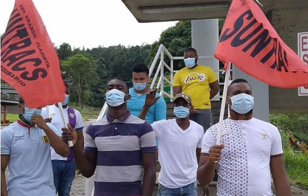 Los jóvenes protestaron portando cada uno su respectiva mascarilla. Foto: Diómedes Sánchez.