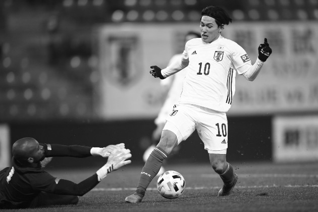 Japón ganó por la mímina, 1 gol a 0, en un accidentado segundo tiempo que dejó a Panamá con un jugador menos.  Takumi Minamino, autor del gol por la vía del penal, en una jugada durante el partido. Foto: EFE.