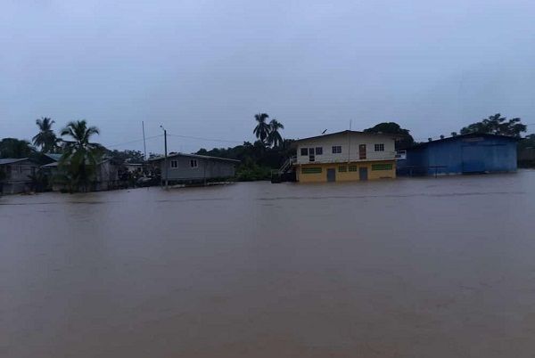 El centro de salud del área se vio afectado por las inundaciones.