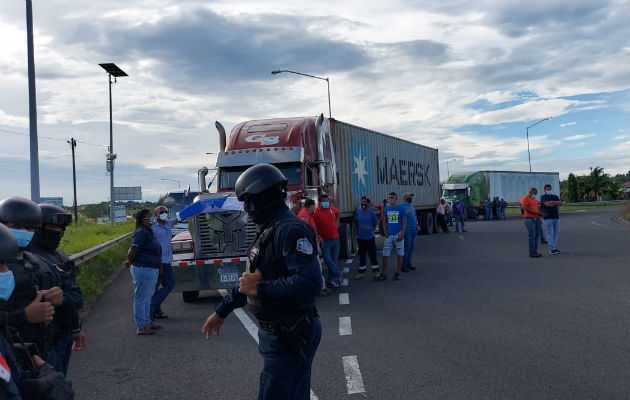 Los transportistas cerraron los Cuatro Altos y la autopista. Foto: Diómedes Sánchez S.