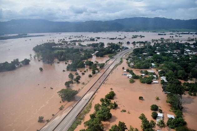 Las graves inundaciones no permiten el aterrizaje de aviones, lo que agudiza más la tragedia del país, ya que no puede recibir ayuda por vía aérea para atender a la población y otro tipo de asistencia que se requiere en la zona.