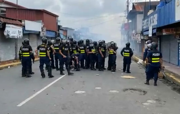 Los manifestantes tiraron piedras en contra de las unidades policiales ticas. Foto: Mayra Madrid