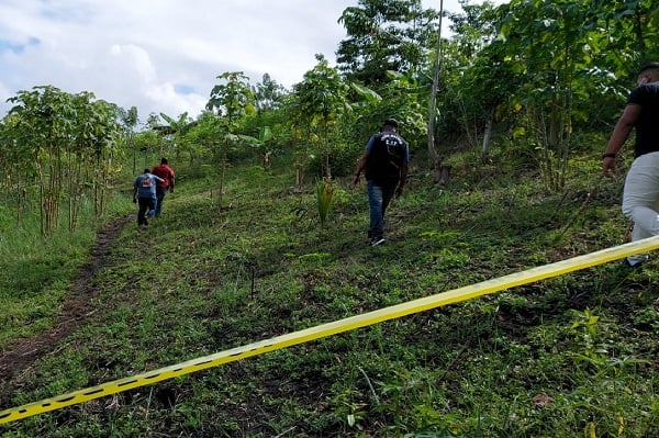 El cuerpo de Amir, en esta área semi montañosa, en la que se debe subir una loma, en la que se observan sembradíos de yuca, guineo, plátanos y otros cultivos.