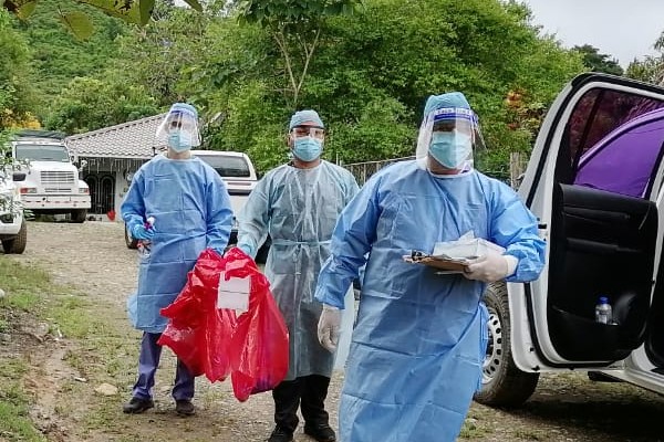 Los equipos realizaron pruebas masivas de hisopado en los comercios e hicieron una búsqueda activa casa por casa en las comunidades.