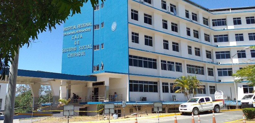 La doctora Gladys Novoa, directora del Ministerio de Salud en Chiriquí, confirmó que hay 1,194 personas positivas con COVID-19 en aislamiento domiciliario y 64 en la Torre COVID del hospital Rafael Hernández en David y 67 personas en el hotel hospital que funciona en el Hotel Nacional.