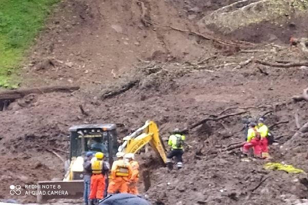 Equipos de rescate intenta ubicar a dos mujeres desaparecidas.