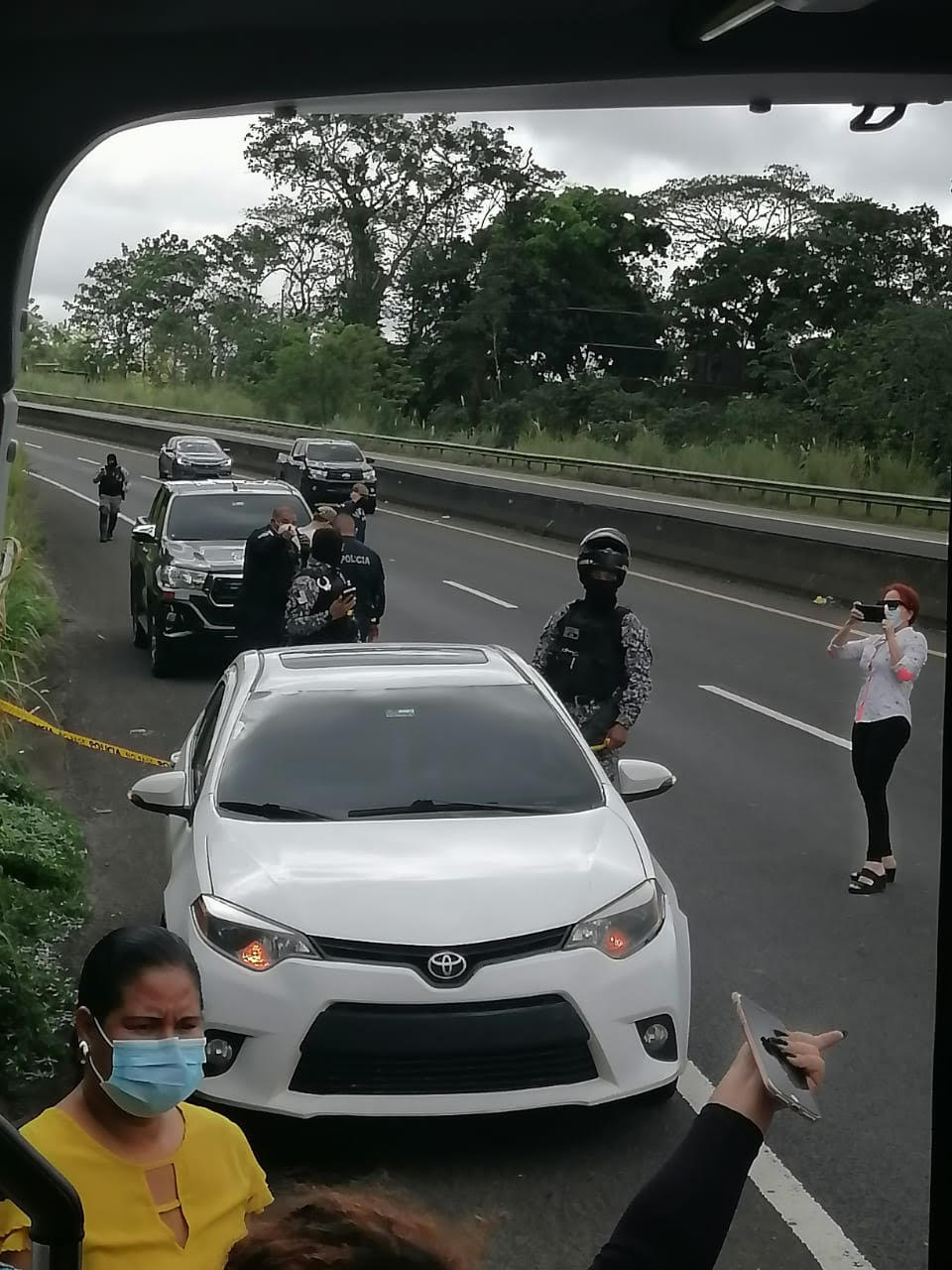 Vehículo donde viajaba el hombre herido de bala. Foto: Diómedes Sánchez S. 