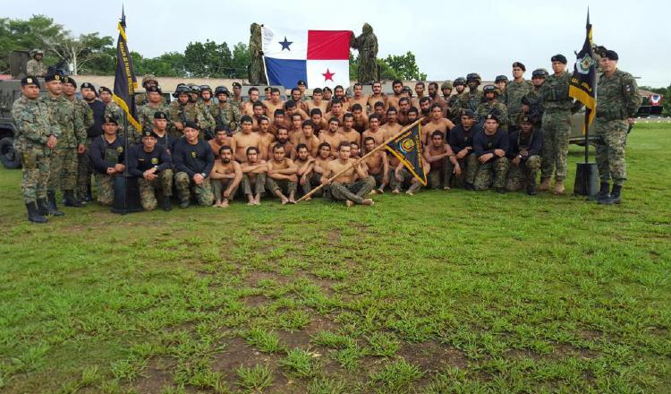 Losmiembros del Senafront son entrenados bajo rigurosos entrenamientos, que incluyen actividades en la selva. 