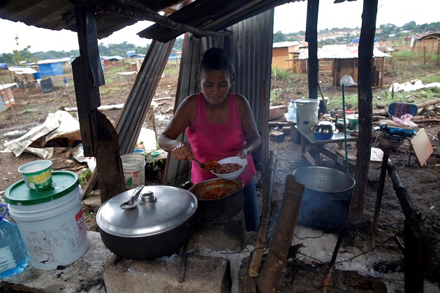 Yeisi Rodríguez, de 47 años, cocina en una casa improvisada en el terreno 