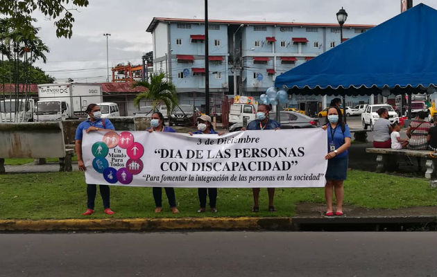 Con pancartas se apostaron en el parque central de la ciudad de Colón. Foto: Diómedes Sánchez S.