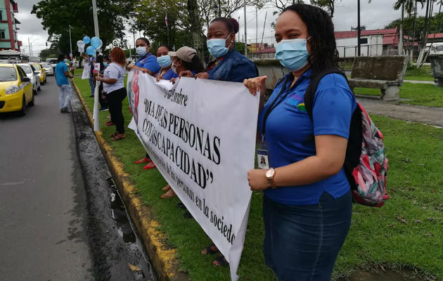 Con pancartas se apostaron en el parque central de la ciudad de Colón. Foto: Diómedes Sánchez S.