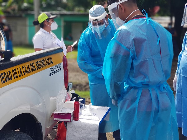 Personal de salud continúa realizando hisopados a nivel nacional. 