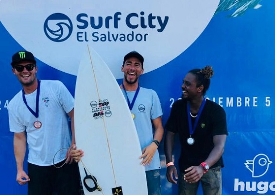 Oli Camarena (der.) en El Salvador. Foto:Cortesía