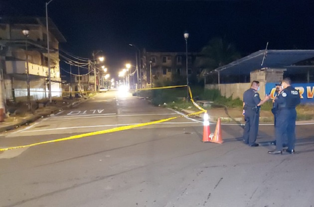 Vecinos al salir a ver, encontraron al joven mal herido, con cuatro impactos de bala en su anatomía.