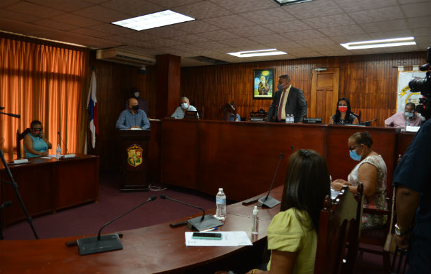 Omar Sugasti ante el Consejo Municipal de La Chorrera, adversando las nuevas medidas sanitarias. Foto: Eric A. Montenegro