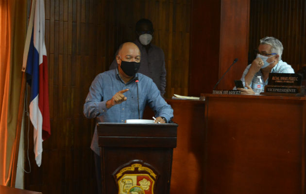 Omar Sugasti ante el Consejo Municipal de La Chorrera, adversando las nuevas medidas sanitarias. Foto: Eric A. Montenegro