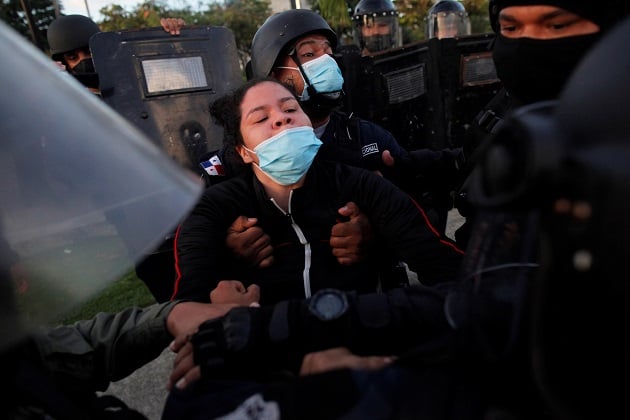 La estudiante universitaria Ileana Corea recibió varios golpes en la cara por una unidad policial durante la protesta. Foto: EFE 