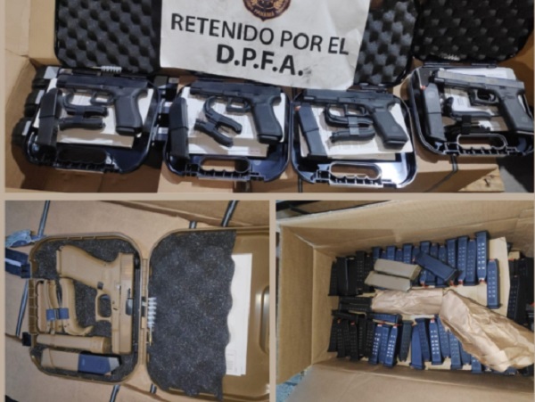 Las armas de fuego estaban ocultas en varias cajas. 